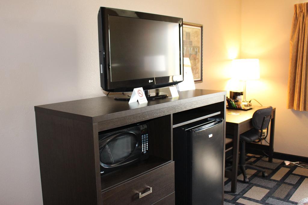 Days Inn By Wyndham Watertown Room photo