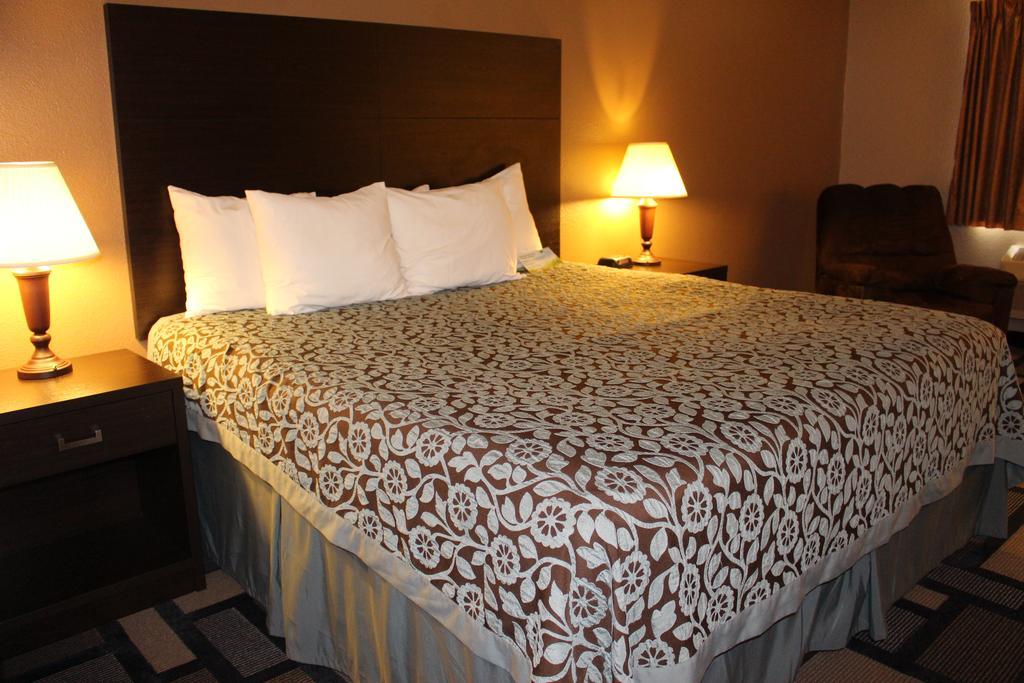 Days Inn By Wyndham Watertown Room photo