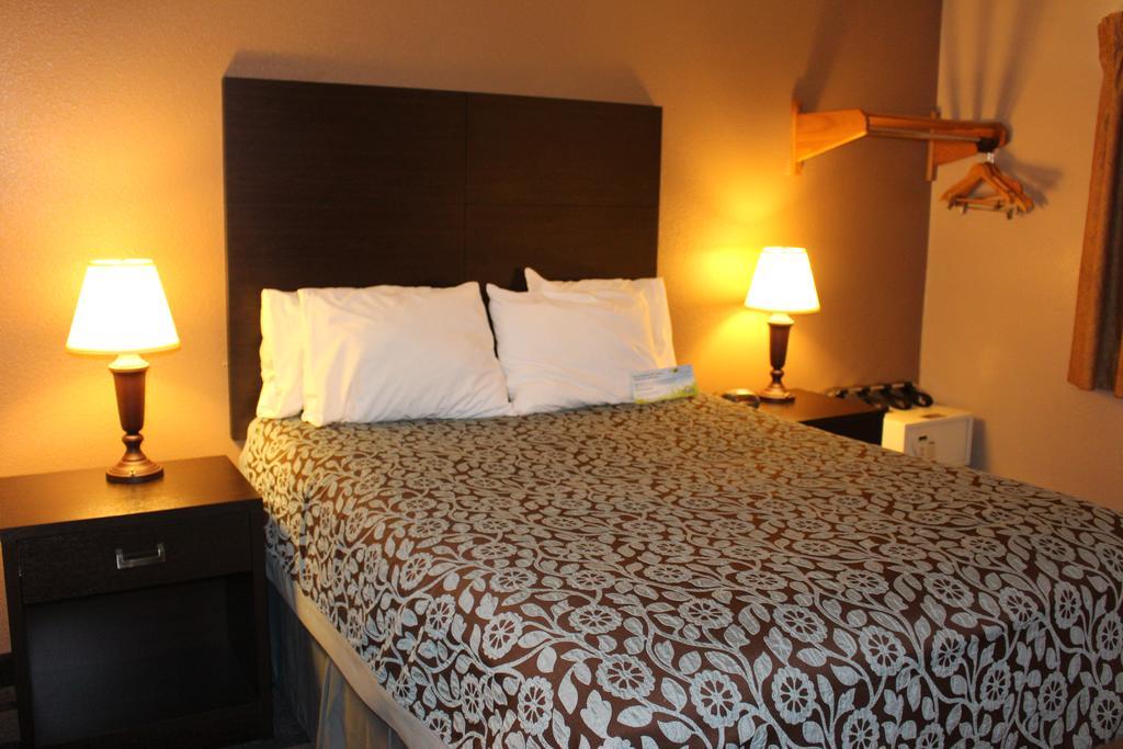 Days Inn By Wyndham Watertown Room photo