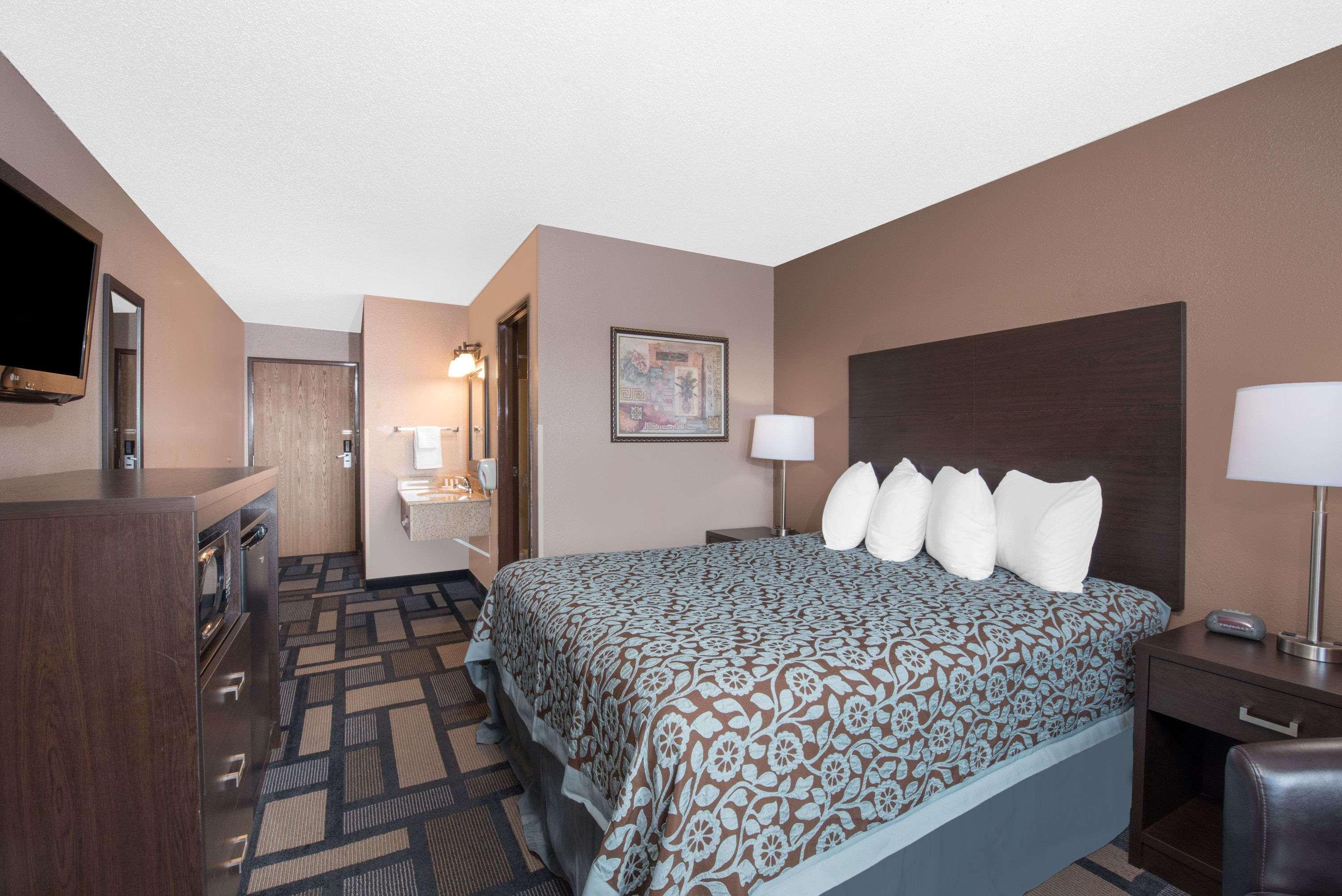 Days Inn By Wyndham Watertown Exterior photo